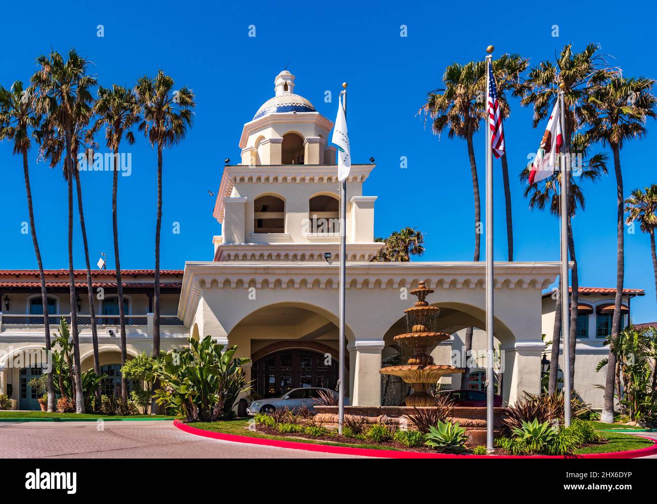 Oxnard, CA /USA - 5. April 2016: Haupteingang des Embassy Suites Hilton Mandalay Beach Resort Hotels in Oxnard, Kalifornien. Stockfoto