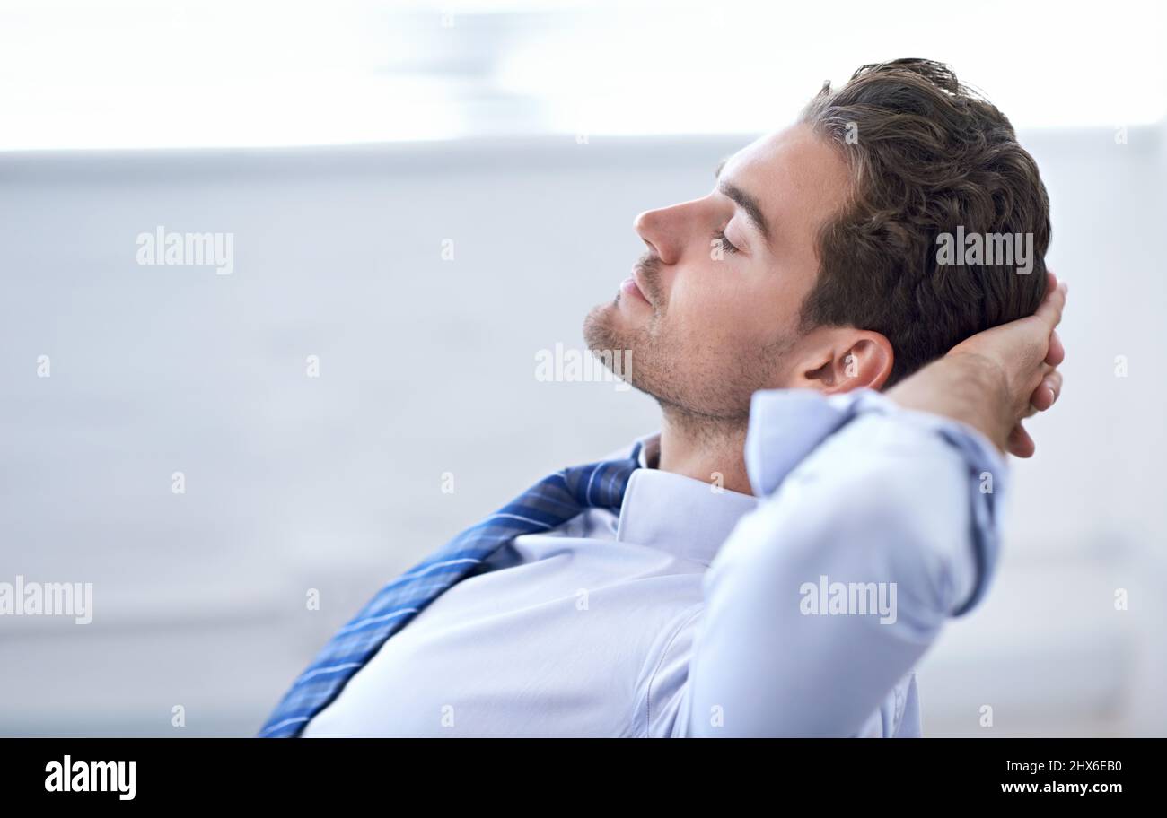 Siesta im Büro. Ein junger Geschäftsmann, der eine Pause im Büro einnimmt. Stockfoto