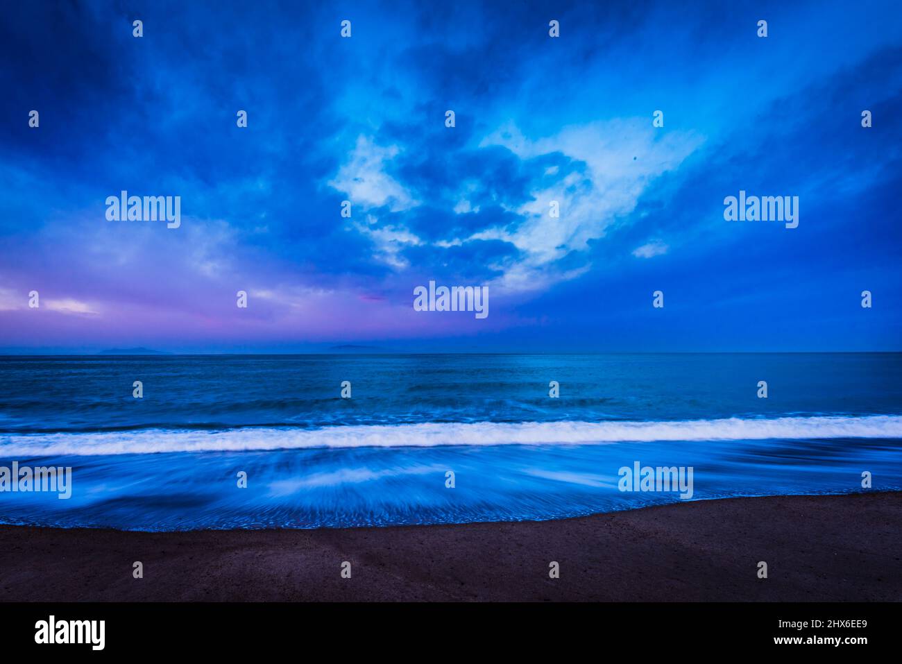 Rosa und blaue Wolkenlandschaft bei Sonnenaufgang am Mandalay Beach in Oxnard, Kalifornien. Stockfoto