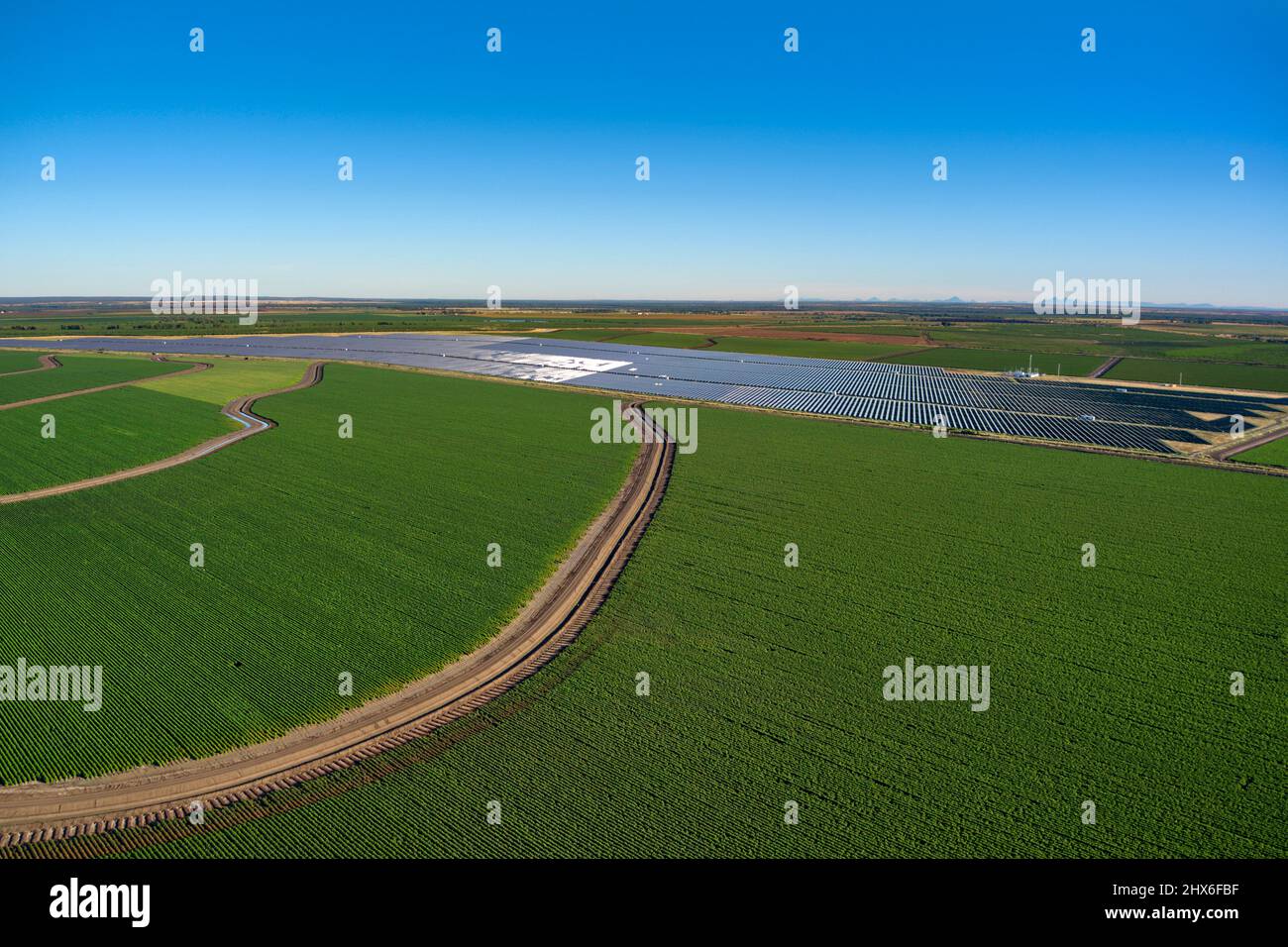 Luftaufnahme von bewässerten Baumwollfeldern und Solarfarm in der Nähe von Emerald Queensland Australien Stockfoto