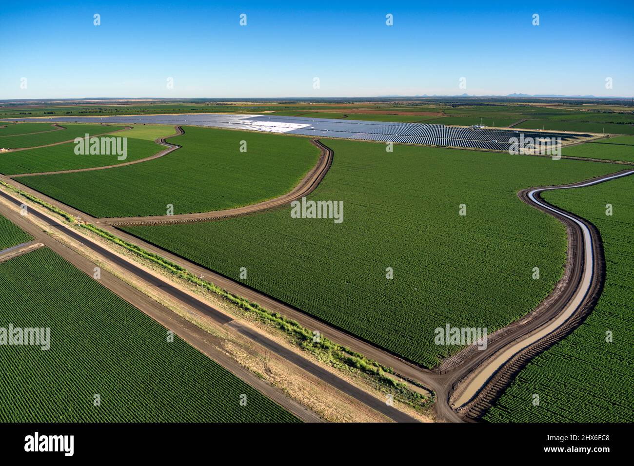 Luftaufnahme von bewässerten Baumwollfeldern und Solarfarm in der Nähe von Emerald Queensland Australien Stockfoto