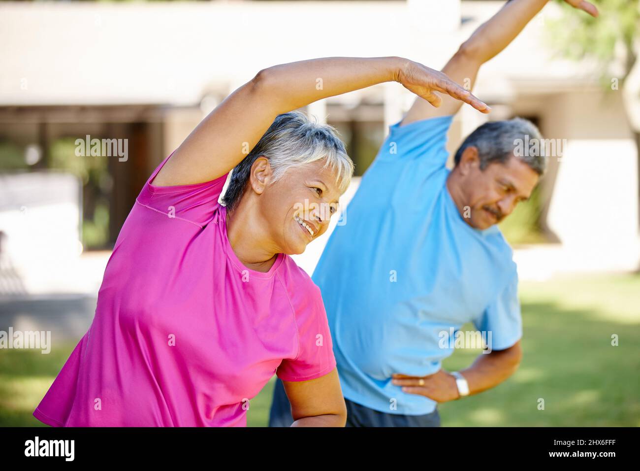 Bleiben Sie in unseren älteren Jahren geschmeidig. Aufnahme eines reifen Paares, das gemeinsam in ihrem Hinterhof trainiert. Stockfoto