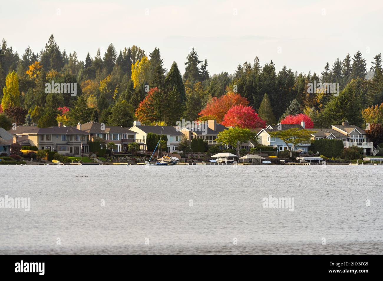 Blick auf das Haus am See im Herbst, Washington State, USA Stockfoto