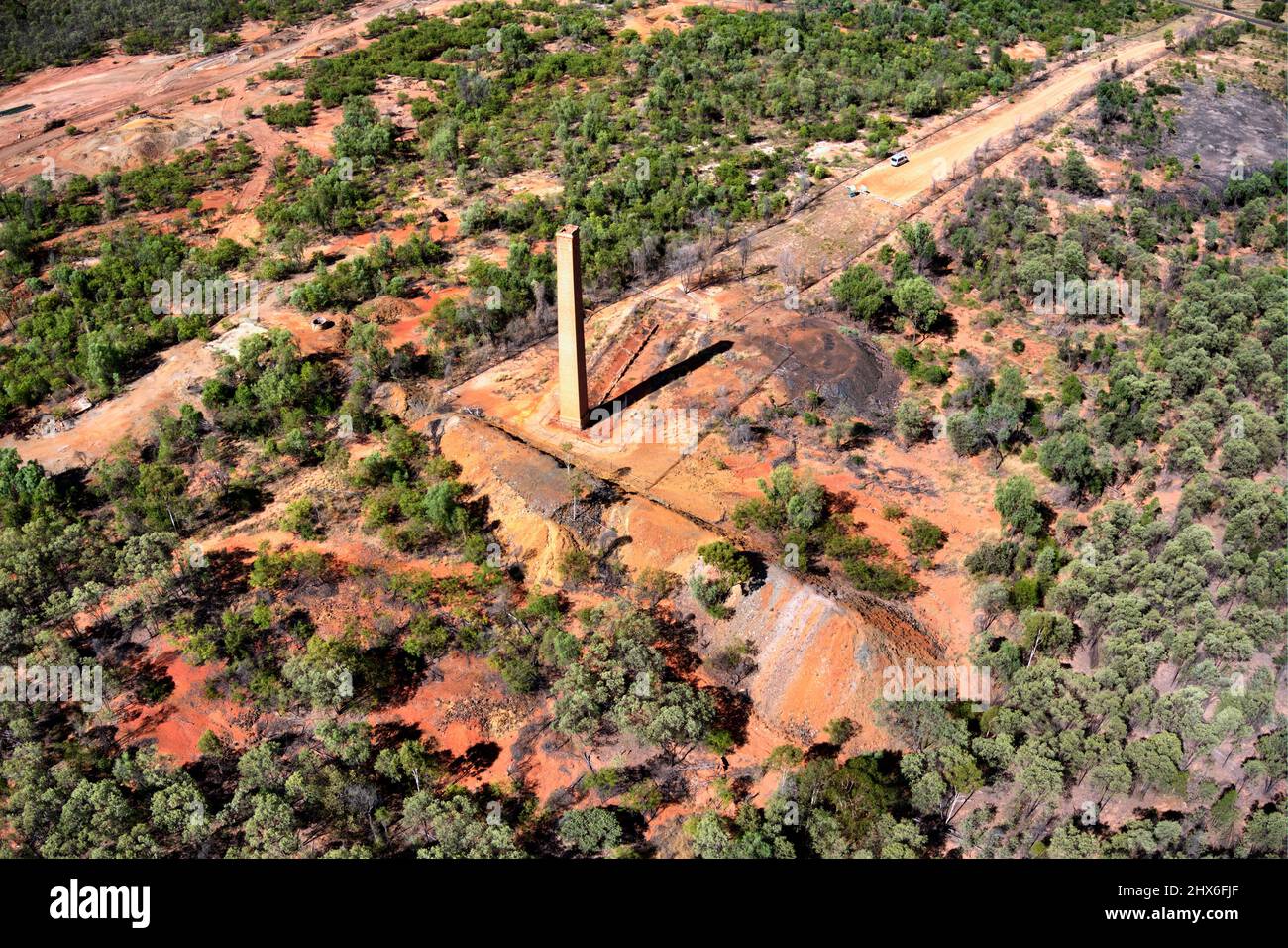 Die Luft des Schornsteins stapelt ein Relikt aus den Tagen des Kupferbergbaus bei Copperfield in der Nähe von Clermont, Queensland, Australien Stockfoto