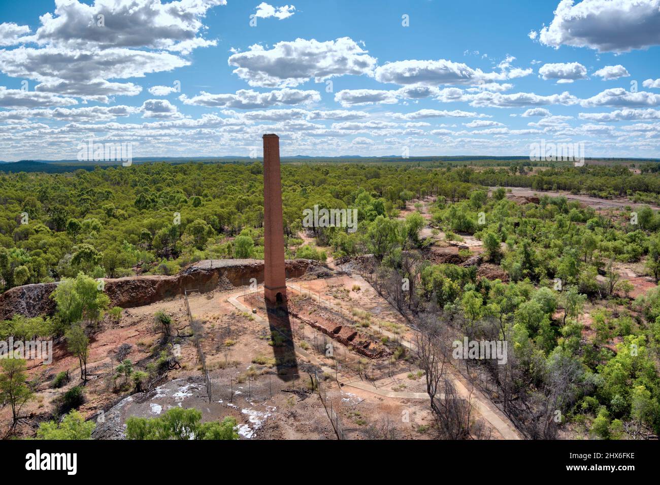 Die Luft des Schornsteins stapelt ein Relikt aus den Tagen des Kupferbergbaus bei Copperfield in der Nähe von Clermont, Queensland, Australien Stockfoto