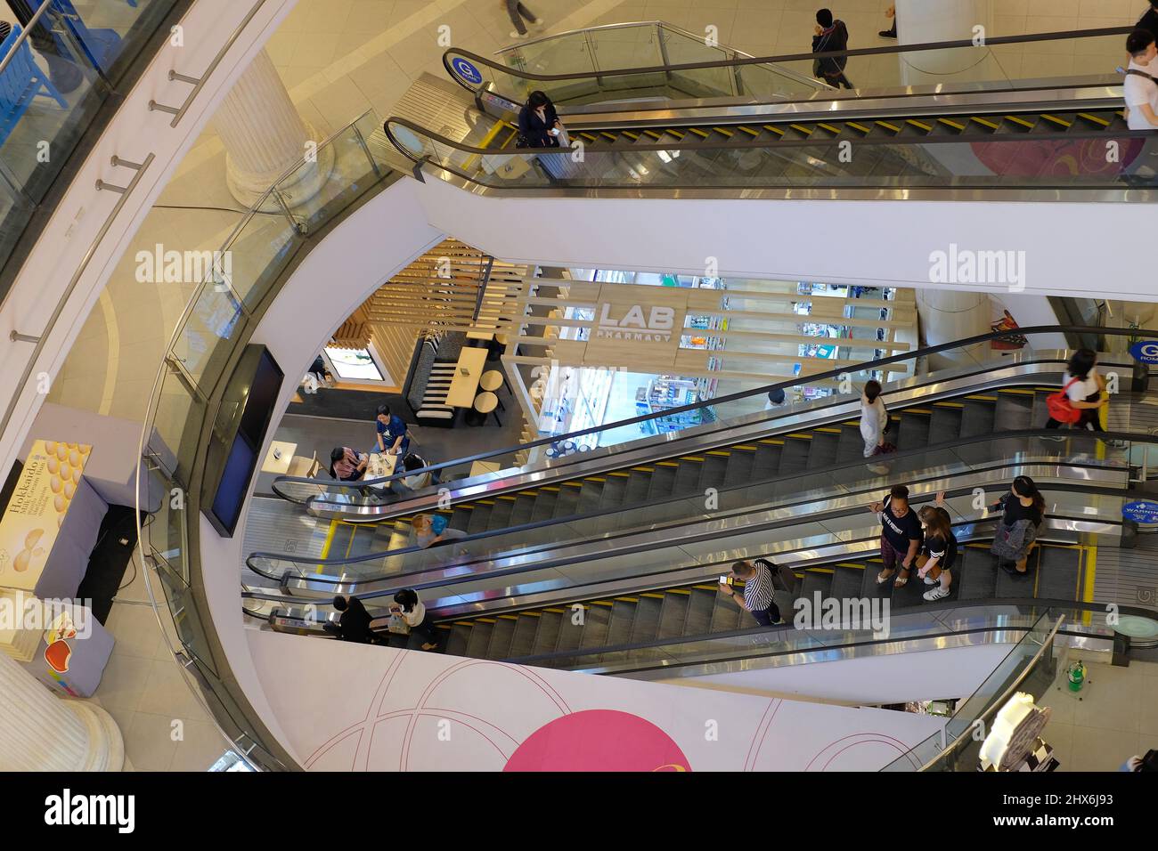 Terminal 21 Asok ist ein beliebtes Einkaufszentrum mit insgesamt 10 Stockwerken Verkaufsfläche Stockfoto