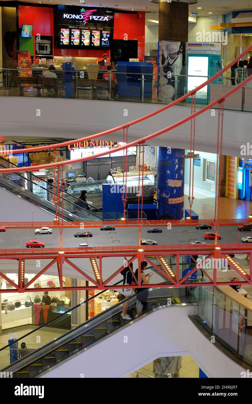 Jede Etage im Terminal 21 hat ein thematisches Design, das mit den wichtigsten touristischen Zielen verbunden ist, mit der Golden Gate Bridge, die hier zu sehen ist Stockfoto
