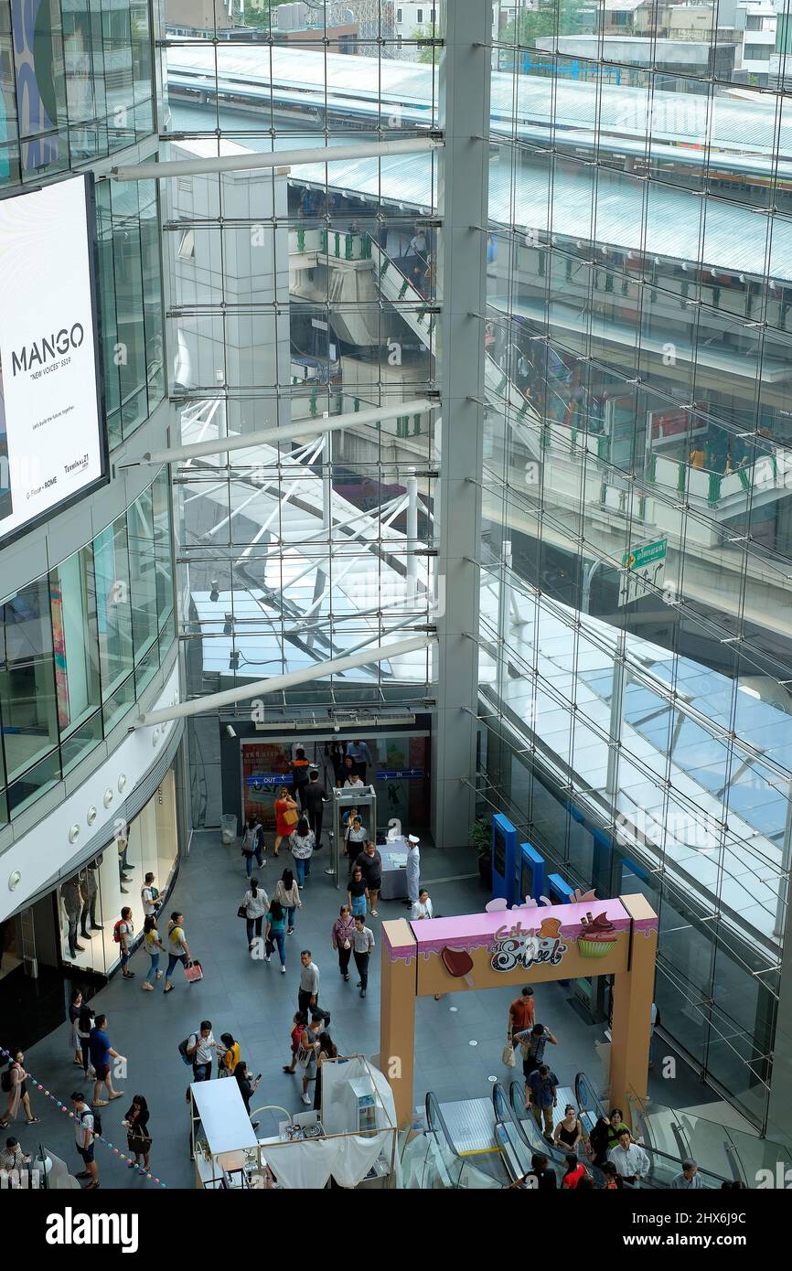 Blick auf das Einkaufszentrum Terminal 21 und die Skywalk-Verbindung zum BTS Skytrain an der Asok Station im Hintergrund Stockfoto