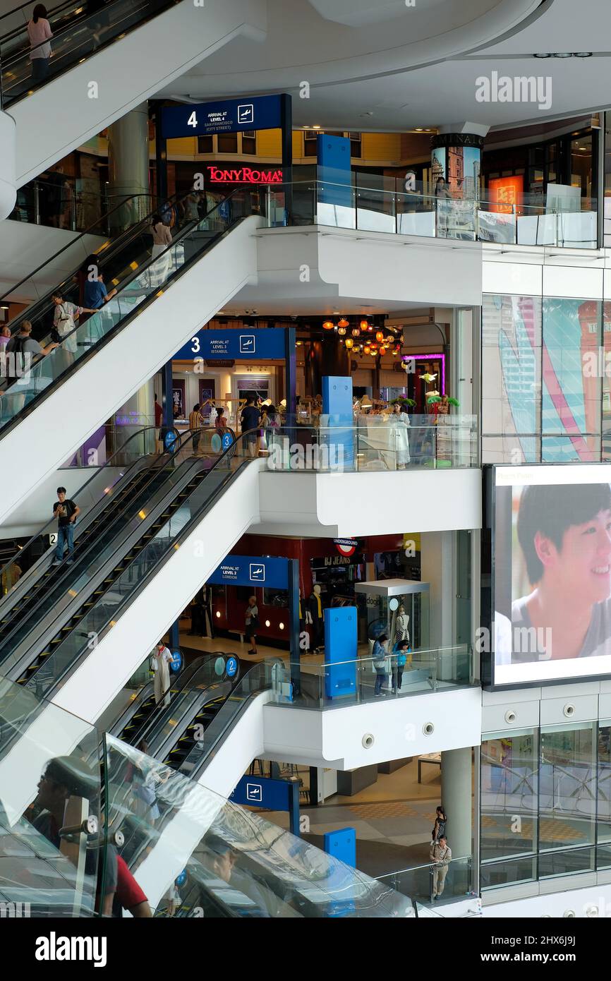 Terminal 21 Asok ist ein beliebtes Einkaufszentrum in Sukhumvit mit den längsten Rolltreppen Thailands von bis zu 36 Metern Stockfoto