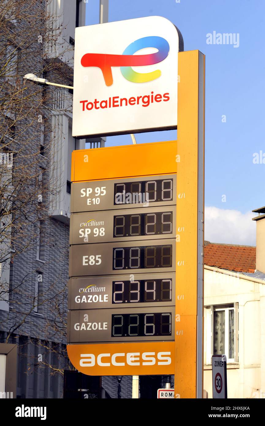 FRANKREICH. SEINE-SAINT-DENIS (93) ROMAINVILLE. 9. MÄRZ 2022. KRAFTSTOFFPREISE SIND SOLARING! TOTAL ENERGIES SERVICE TANKSTELLE Stockfoto