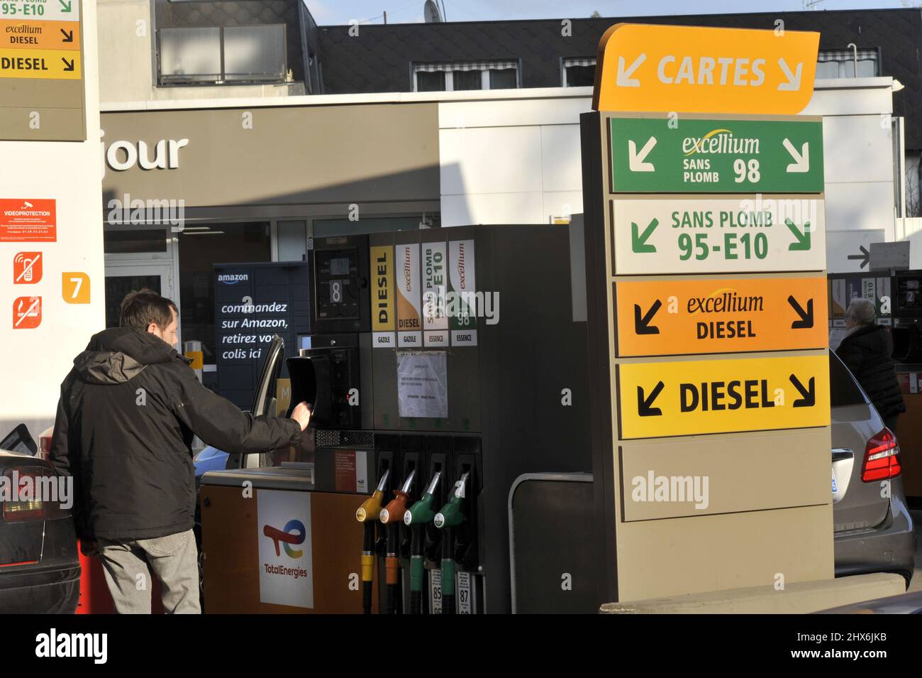 FRANKREICH. SEINE-SAINT-DENIS (93) ROMAINVILLE. 9. MÄRZ 2022. KRAFTSTOFFPREISE SIND SOLARING! TOTAL ENERGIES SERVICE TANKSTELLE Stockfoto