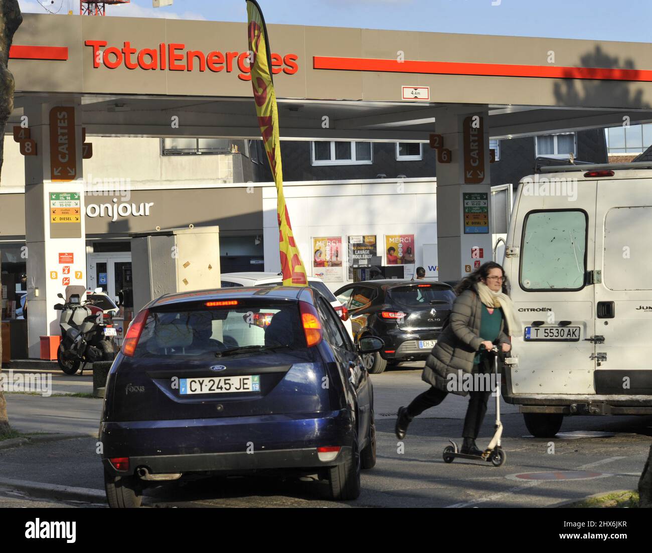 FRANKREICH. SEINE-SAINT-DENIS (93) ROMAINVILLE. 9. MÄRZ 2022. KRAFTSTOFFPREISE SIND SOLARING! DER VERBRAUCHER WARTET AUF DIE GESAMTE TANKSTELLE Stockfoto