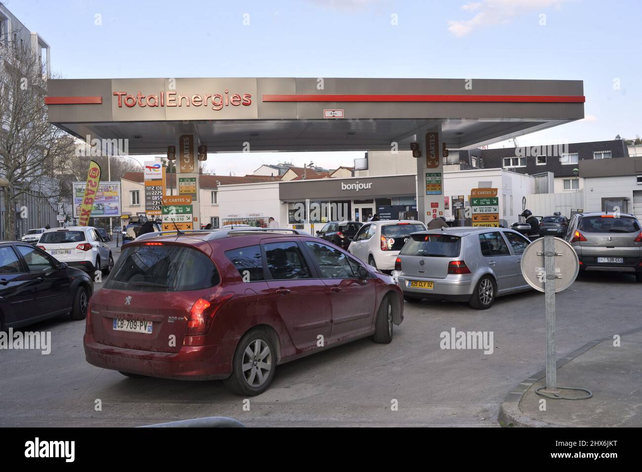 FRANKREICH. SEINE-SAINT-DENIS (93) ROMAINVILLE. 9. MÄRZ 2022. KRAFTSTOFFPREISE SIND SOLARING! DER VERBRAUCHER WARTET AUF DIE GESAMTE TANKSTELLE Stockfoto