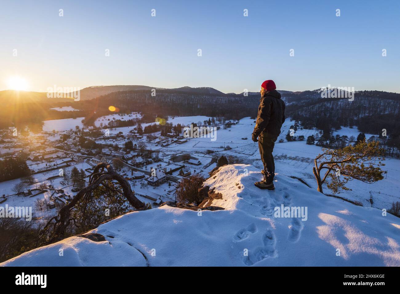 FRANKREICH, Elsass, Bas-Rhin (67), Regionaler Naturpark Nordvogesen, Wanderer bei Sonnenaufgang auf dem Wachtfels im Winter Stockfoto