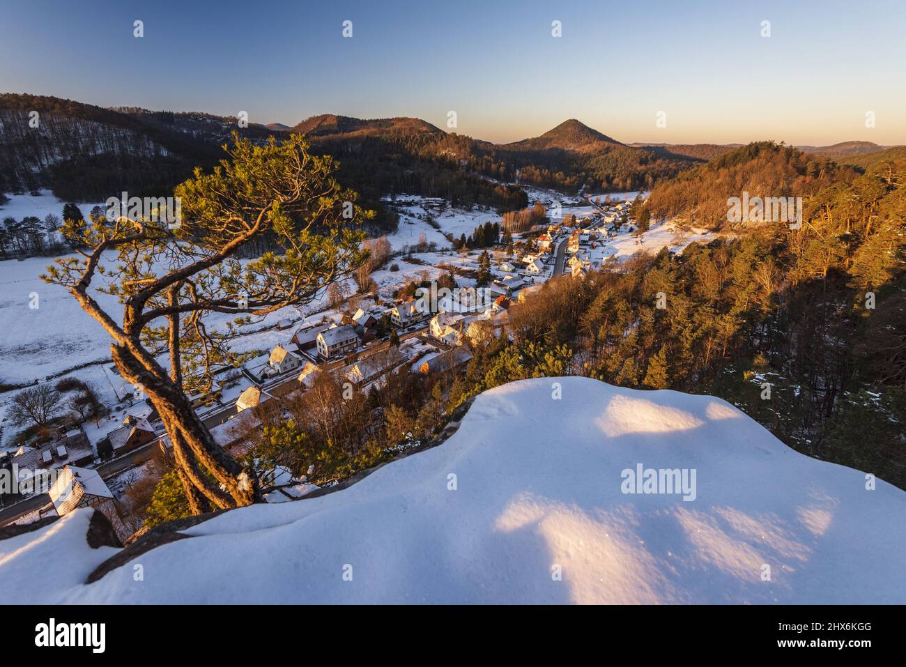 FRANKREICH, Elsass, Bas-Rhin (67), regionaler Naturpark Nordvogesen, Wachtfels und Obersteinbach im Winter Stockfoto