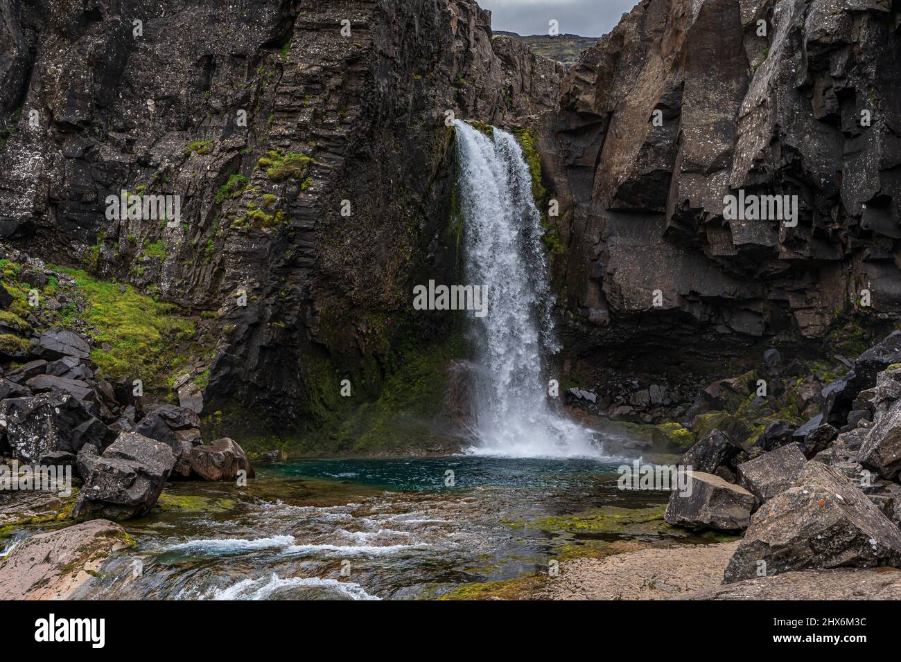 Schöne Luftaufnahme des herrlichen Folaldafoss Wasserfalls im Hochland von Island Stockfoto