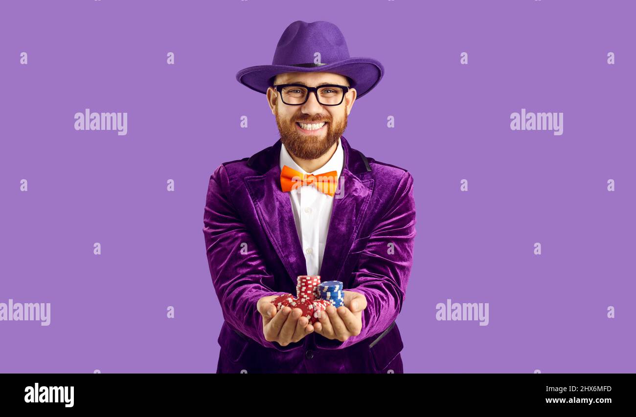 Porträt eines lächelnden Mannes, der Casino-Chips hält Stockfoto