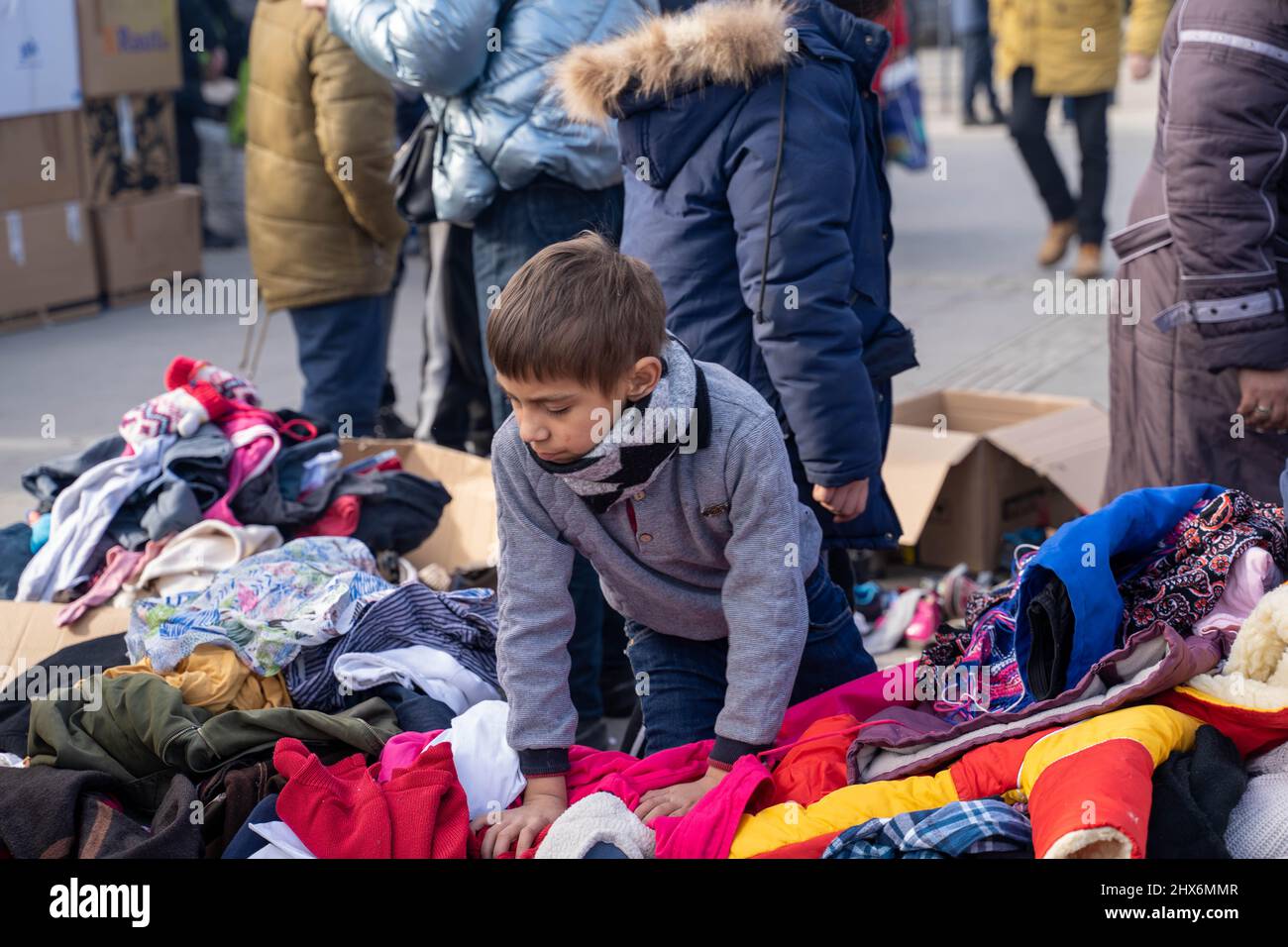 Lviv, Ukraine. 9. März 2022. Am 9. März 2022 wählt ein Kind Second-Hand-Kleidung aus, die von der Wohltätigkeitsorganisation auf dem platz des Bahnhofs Lviv in Lviv, Ukraine, zur Verfügung gestellt wird. Quelle: Ren Ke/Xinhua/Alamy Live News Stockfoto