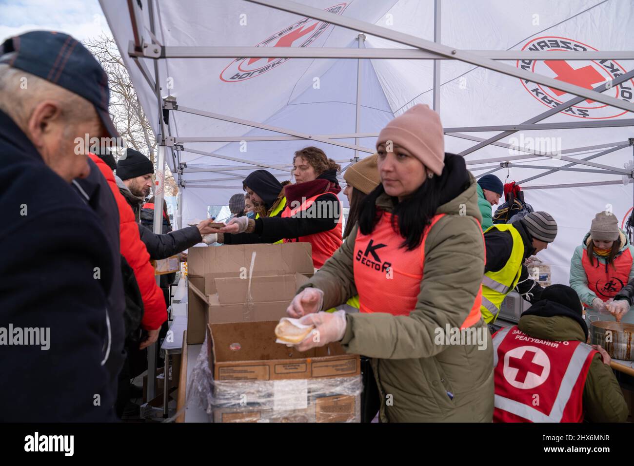 Lviv, Ukraine. 9. März 2022. Mitarbeiter der Wohltätigkeitsorganisation liefern am 9. März 2022 auf dem platz des Bahnhofs von Lviv in Lviv, Ukraine, kostenloses Essen. Quelle: Ren Ke/Xinhua/Alamy Live News Stockfoto