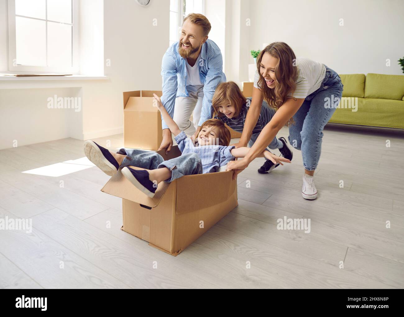 Glückliche Familie mit Kindern haben Spaß an bewegenden Tag Stockfoto