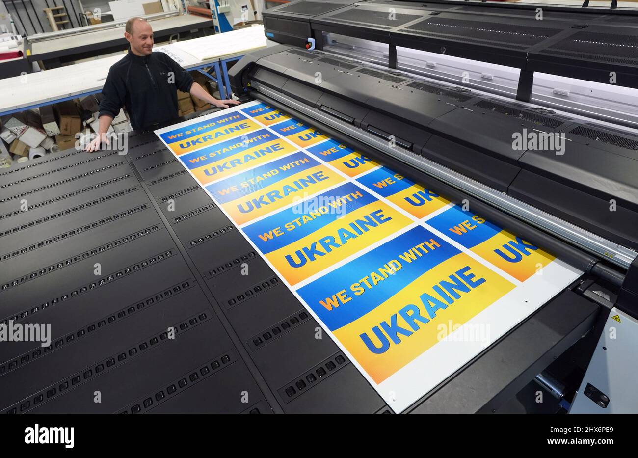 Maryland Heights, Usa. 09. März 2022. Der Arbeiter John Aubuchon wartet darauf, dass am Mittwoch, den 9. März 2022, im Fast Sign Store in Maryland Heights, Missouri, eine neue Charge von ukrainischen Werftschildern aus dem Drucker kommt. Die Druckerei macht die Zeichen, um Mittel für das vom Krieg zerrissene Land zu beschaffen. Foto von Bill Greenblatt/UPI Credit: UPI/Alamy Live News Stockfoto