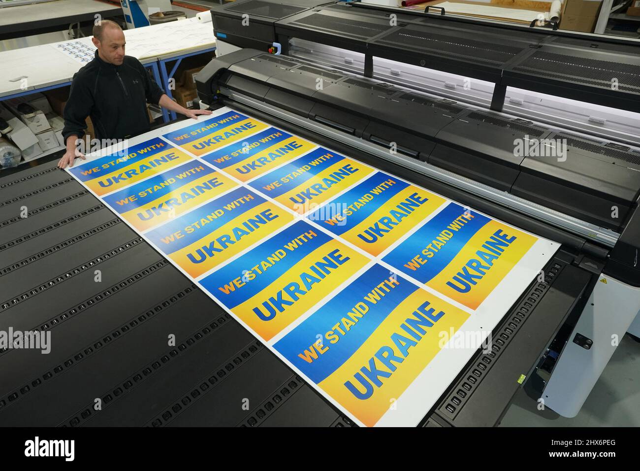 Maryland Heights, Usa. 09. März 2022. Der Arbeiter John Aubuchon wartet darauf, dass am Mittwoch, den 9. März 2022, im Fast Sign Store in Maryland Heights, Missouri, eine neue Charge von ukrainischen Werftschildern aus dem Drucker kommt. Die Druckerei macht die Zeichen, um Mittel für das vom Krieg zerrissene Land zu beschaffen. Foto von Bill Greenblatt/UPI Credit: UPI/Alamy Live News Stockfoto