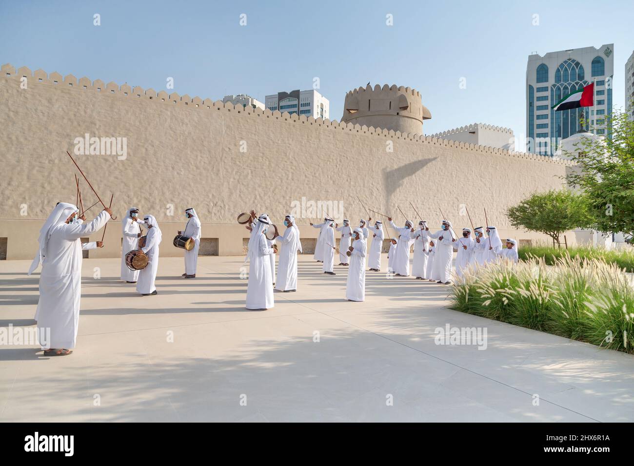 ABU DHABI, VAE - 14. MAI 2021: Traditioneller Tanz des Emiratiers Al Ayalah beim Al Hosn Festival Stockfoto