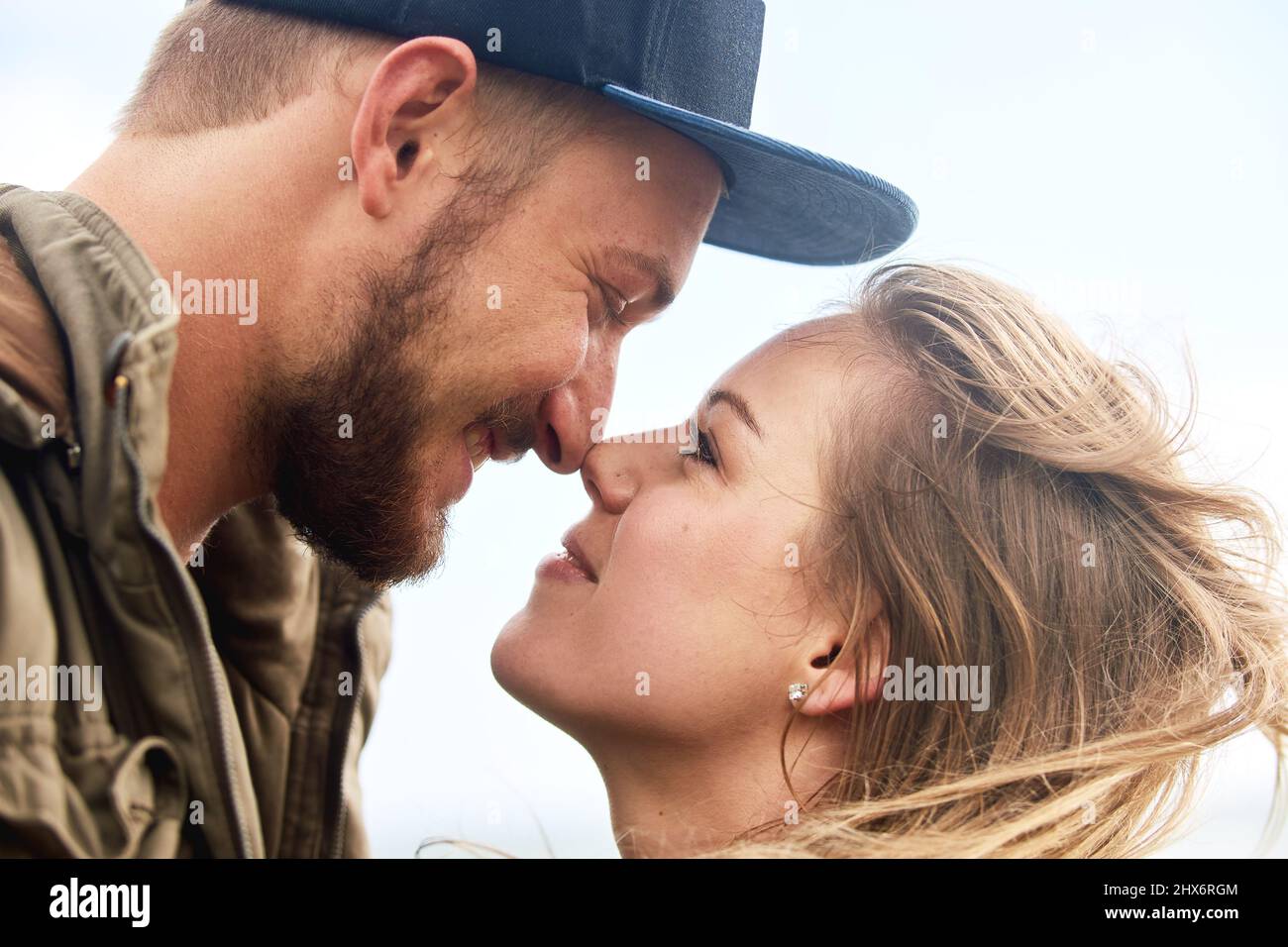 Starrte in seine liebenden Augen. Aufnahme eines liebevollen jungen Paares, das im Freien Zeit zusammen verbringt. Stockfoto