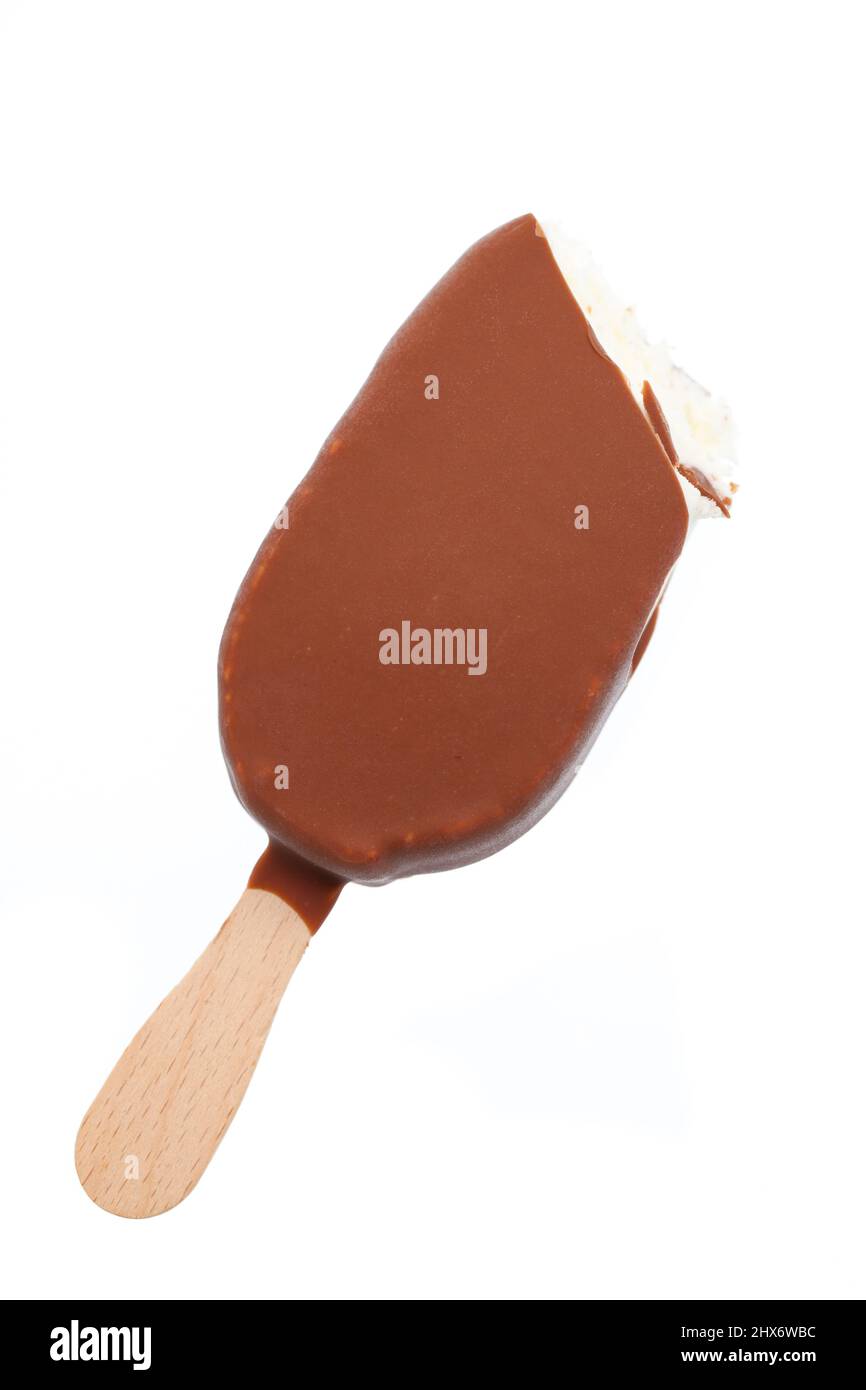 Eislolly mit Schokoladenüberzug beißen Stockfoto