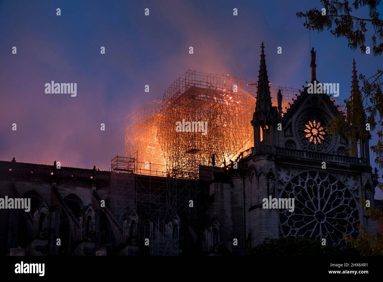 FRANKREICH. PARIS (75) 4TH ARRONDISSEMENT. ILE DE LA CITE. APRIL 15TH 2019. KATHEDRALE NOTRE-DAME, DIE WÄHREND DER RESTAURIERUNGSARBEITEN VON FLAMMEN VERWÜSTET WURDE Stockfoto