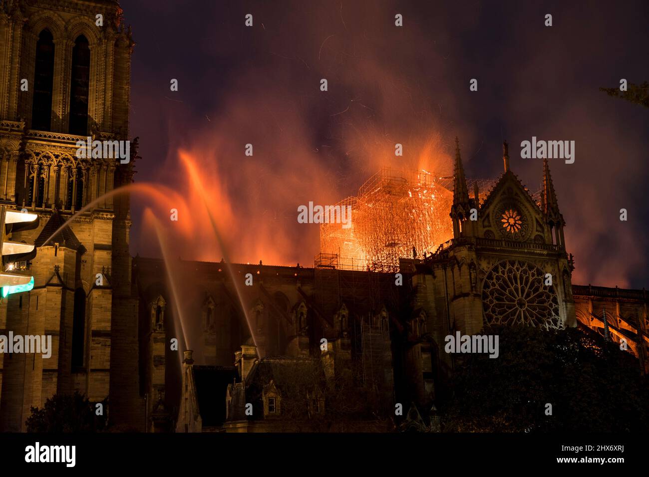 FRANKREICH. PARIS (75) 4TH ARRONDISSEMENT. ILE DE LA CITE. APRIL 15TH 2019. KATHEDRALE NOTRE-DAME, DIE WÄHREND DER RESTAURIERUNGSARBEITEN VON FLAMMEN VERWÜSTET WURDE Stockfoto