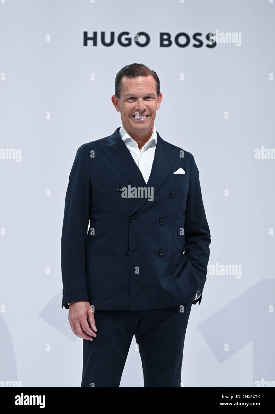 Filderstadt Sielmingen, Deutschland. 10. März 2022. Daniel Grieder, CEO des Modekonzerns Hugo Boss, steht vor dem Hugo Boss Logo vor dem Start der Jahrespressekonferenz. Quelle: Bernd Weißbrod/dpa/Alamy Live News Stockfoto