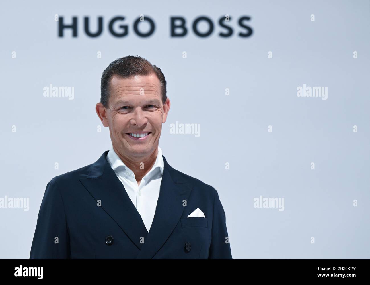 Filderstadt Sielmingen, Deutschland. 10. März 2022. Daniel Grieder, CEO des Modekonzerns Hugo Boss, steht vor dem Hugo Boss Logo vor dem Start der Jahrespressekonferenz. Quelle: Bernd Weißbrod/dpa/Alamy Live News Stockfoto