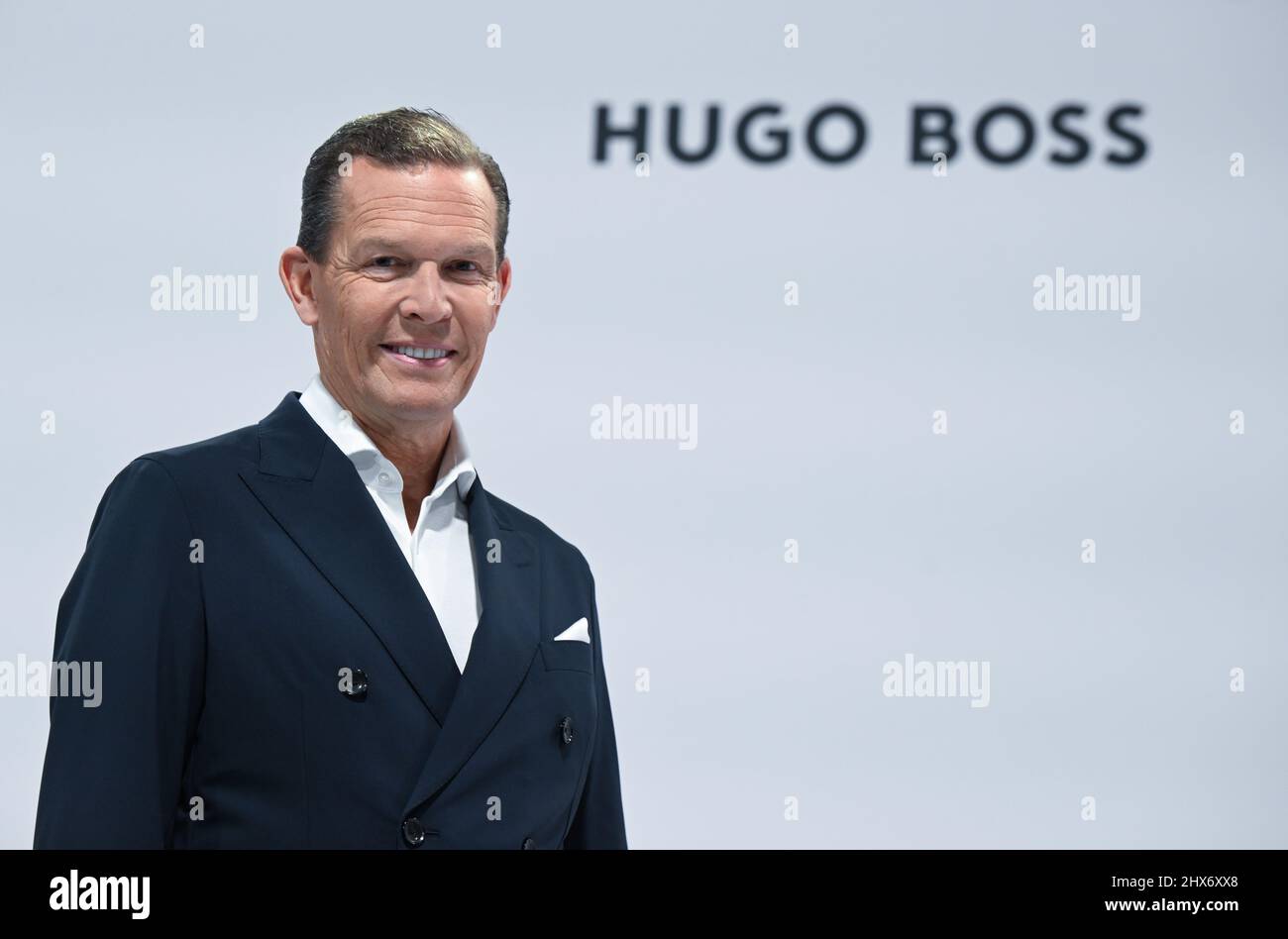 Filderstadt Sielmingen, Deutschland. 10. März 2022. Daniel Grieder, CEO des Modekonzerns Hugo Boss, steht vor dem Hugo Boss Logo vor dem Start der Jahrespressekonferenz. Quelle: Bernd Weißbrod/dpa/Alamy Live News Stockfoto