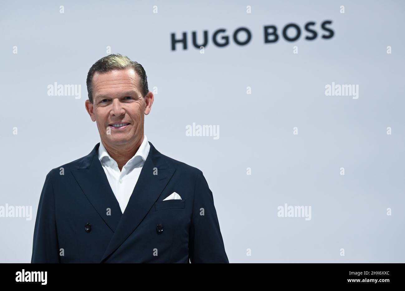 Filderstadt Sielmingen, Deutschland. 10. März 2022. Daniel Grieder, CEO des Modekonzerns Hugo Boss, steht vor dem Hugo Boss Logo vor dem Start der Jahrespressekonferenz. Quelle: Bernd Weißbrod/dpa/Alamy Live News Stockfoto