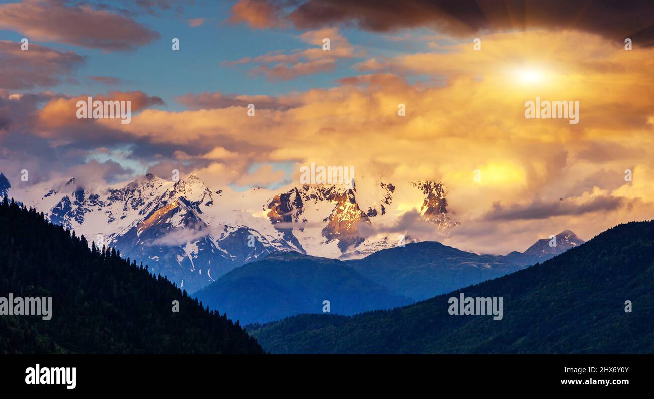 Majestätisch farbenprächtiger Sonnenuntergang in der Berglandschaft. Oberes Svaneti, Georgien, Europa. Kaukasus. Beauty-Welt. Stockfoto