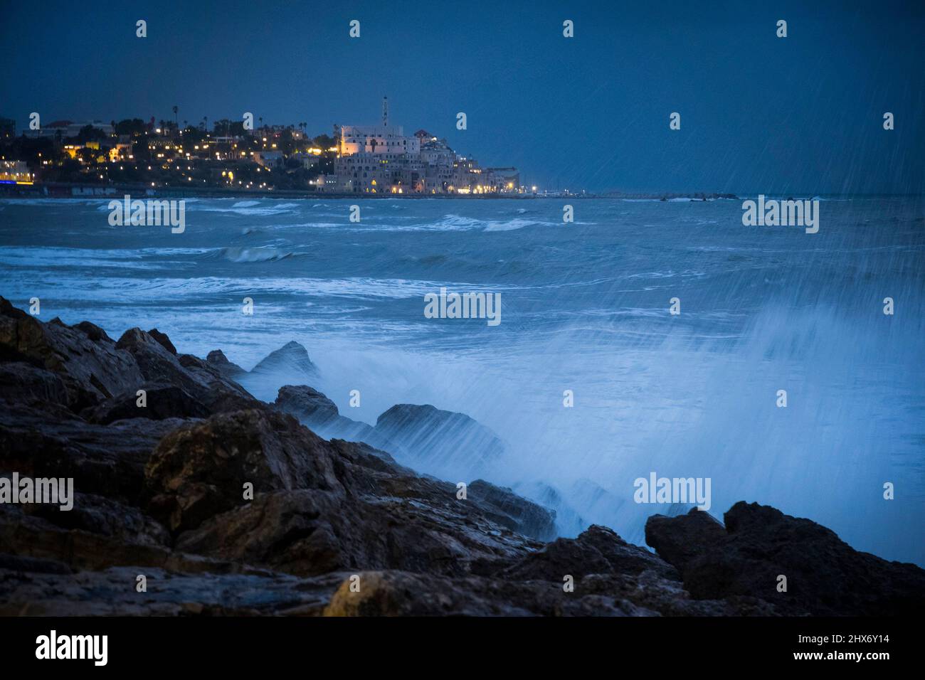 Jaffa über das Wasser von der Promenade Tel Aviv-Yafo aus gesehen Stockfoto