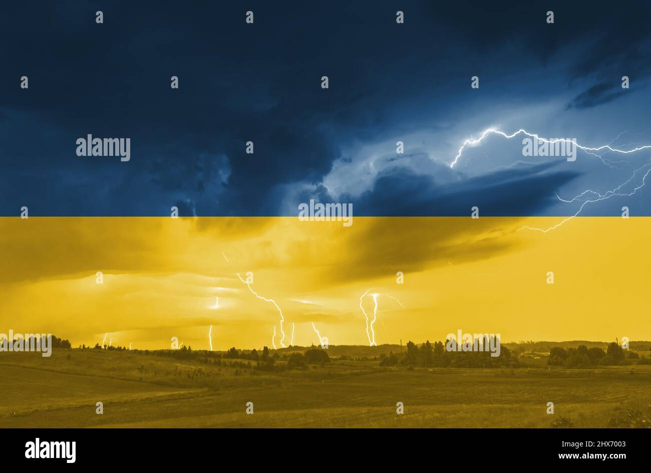 Ukrainische Nationalflaggenfarben mit Sturmwolken, Kriegskonzept. Stockfoto