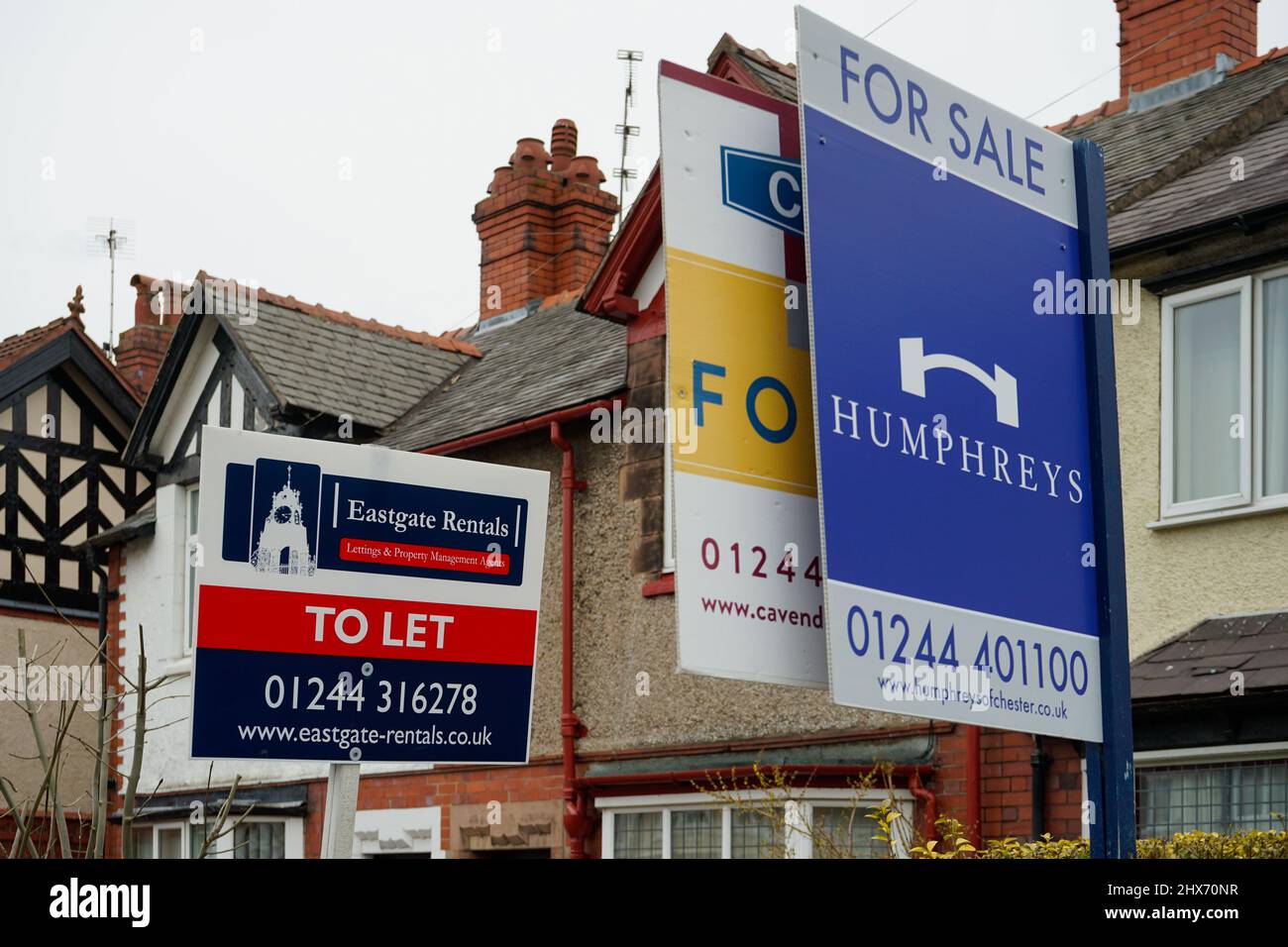 Zum Verkauf, mehrere zum Verkauf Zeichen außerhalb einer Immobilie auf dem Markt, UK Wohnungsmarkt Stockfoto