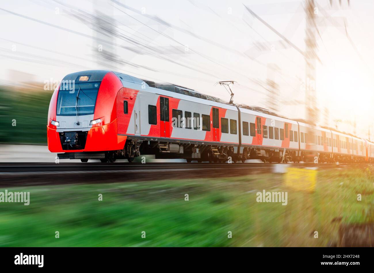 Der Elektrozug fährt mit hoher Geschwindigkeit am Bahnhof Stockfoto