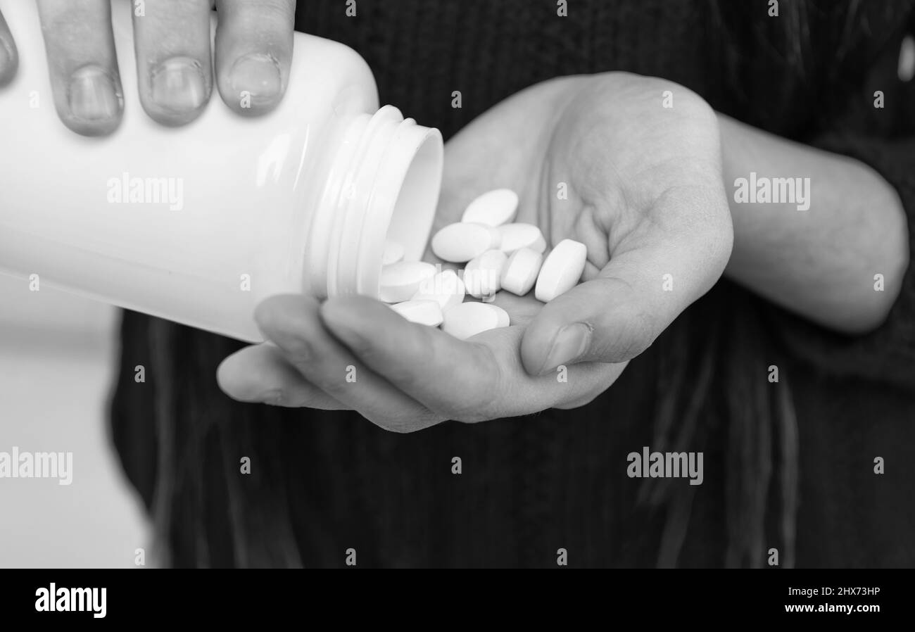 Tabletten für die orale Anwendung. Tabletten werden aus der Flasche in die Hände von Kindern verschüttet. Verschreibungspflichtige Medikamente Stockfoto