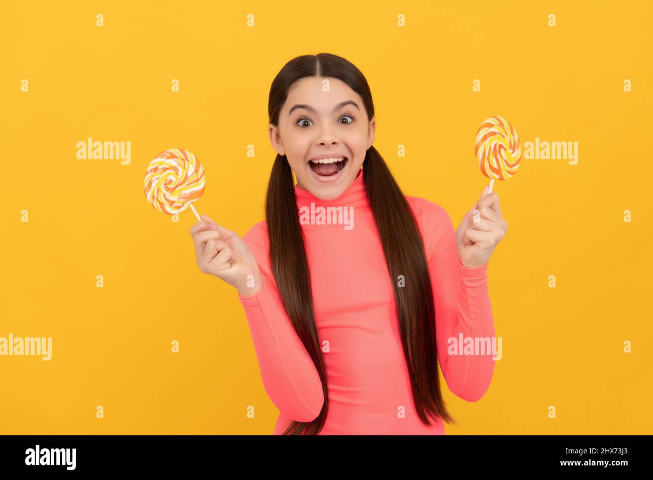 oh mein gott. Cooles Kind mit langen Haaren halten Lollypop. Zucker Süßigkeiten auf Stick. Karamell Süßigkeiten Shop. Stockfoto