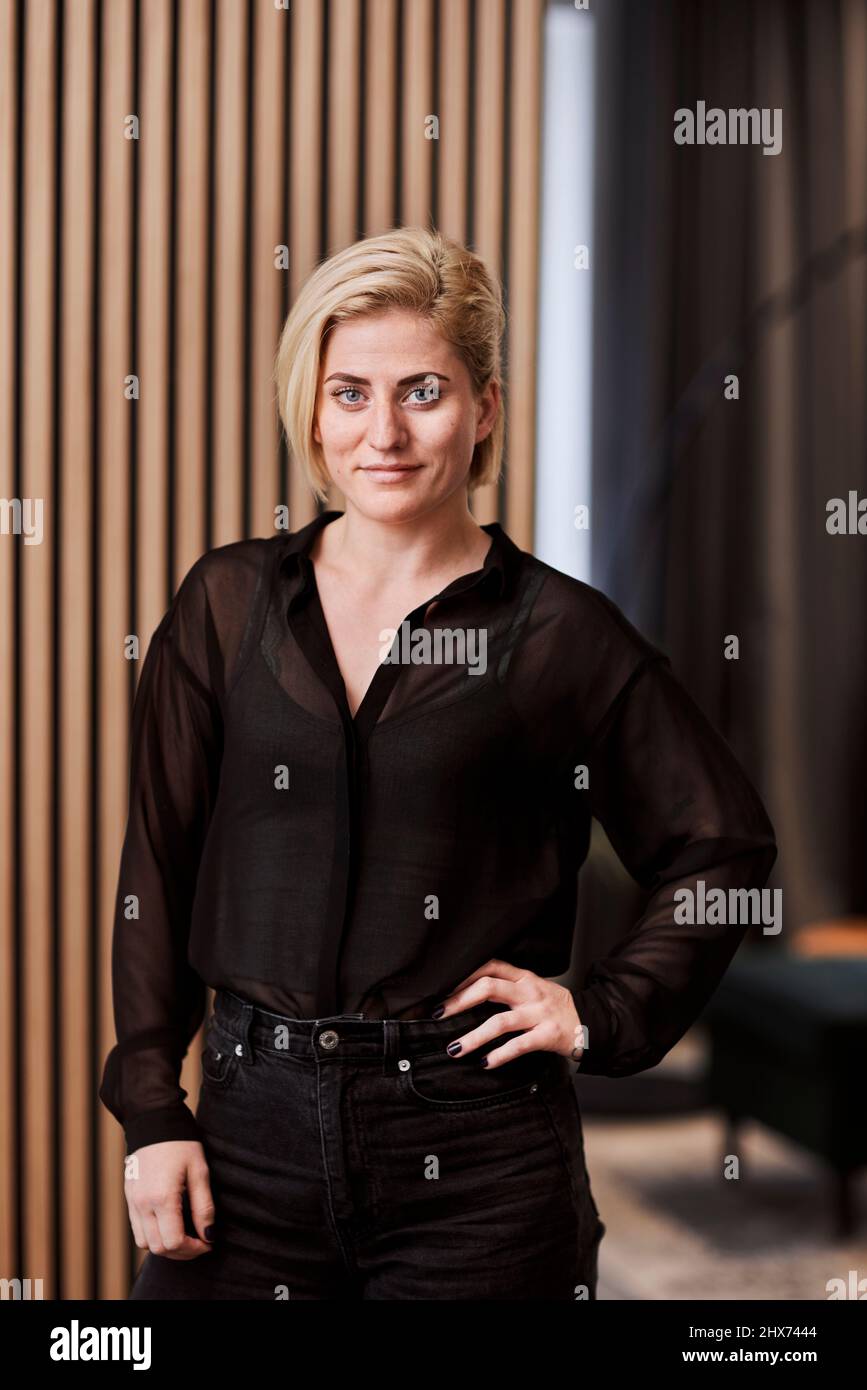 Junge Frau, Blick in die Kamera Stockfoto