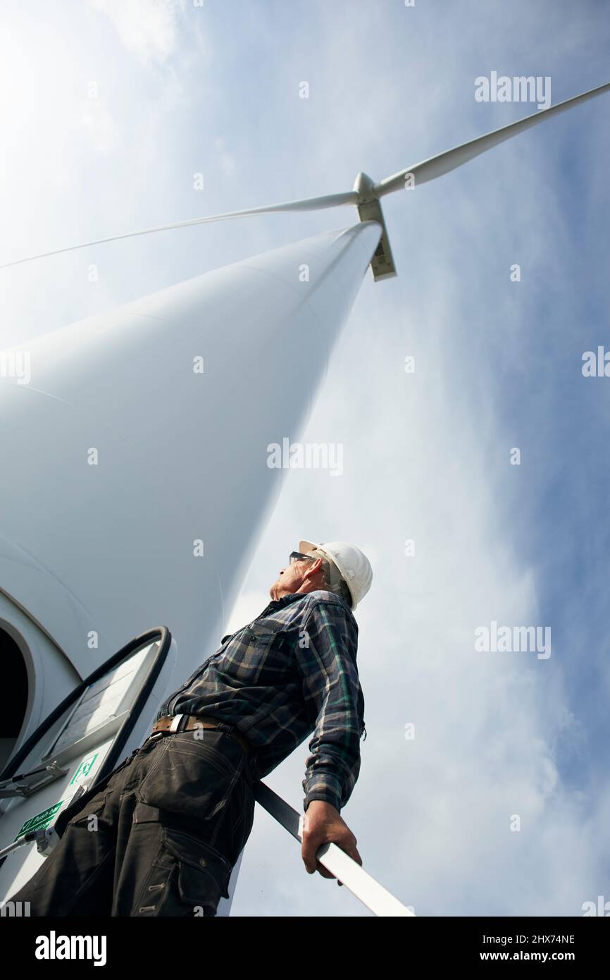 Ingenieur an der Windenergieanlage Stockfoto