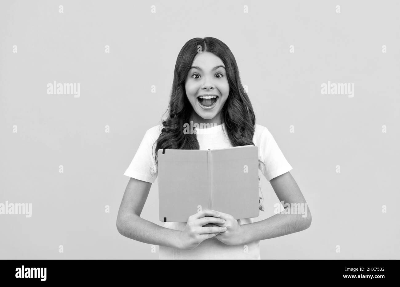 Inspiriertes Kind. Student bereiten für die Prüfung. Schulmädchen tun Hausaufgaben. Pädagogische Literatur. Stockfoto