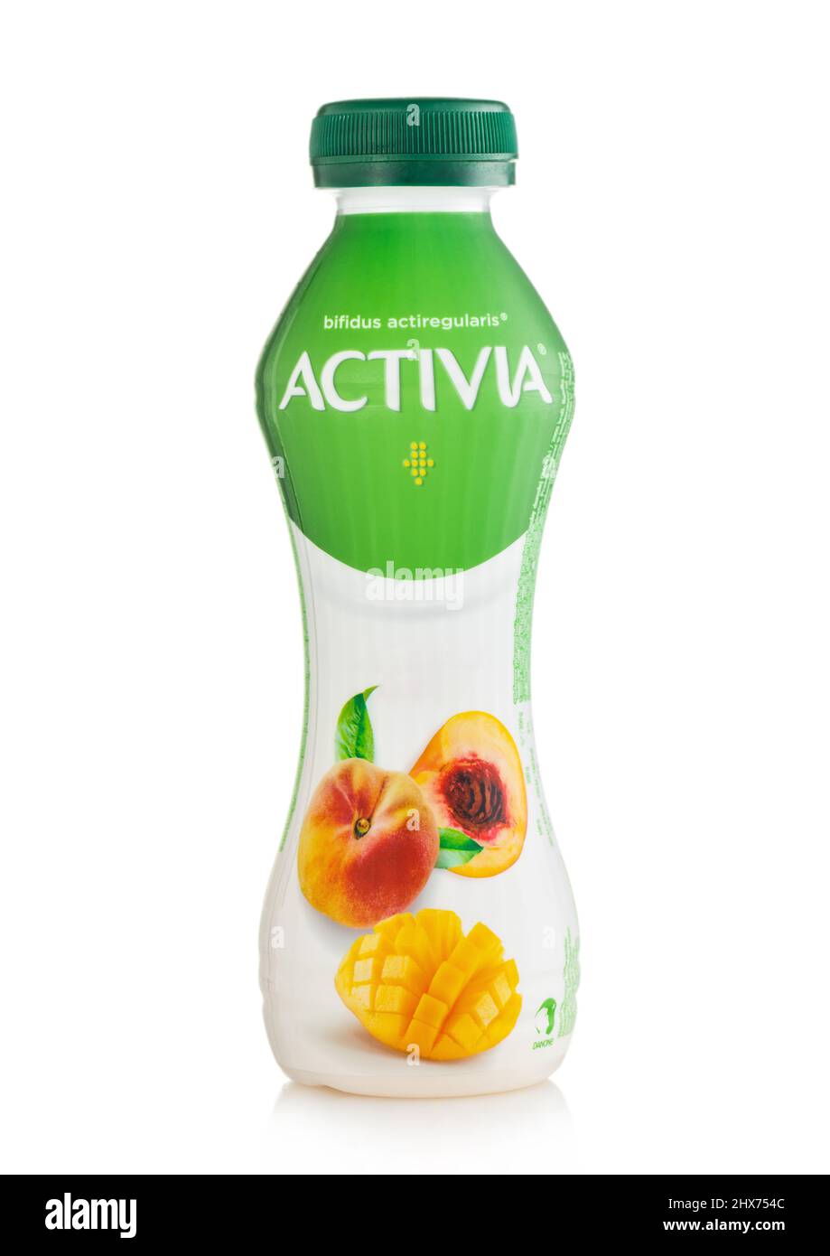 LONDON, UK - MÄRZ 01,2022: Activia Drink mit Mango und Pfirsich auf Weiß. Stockfoto