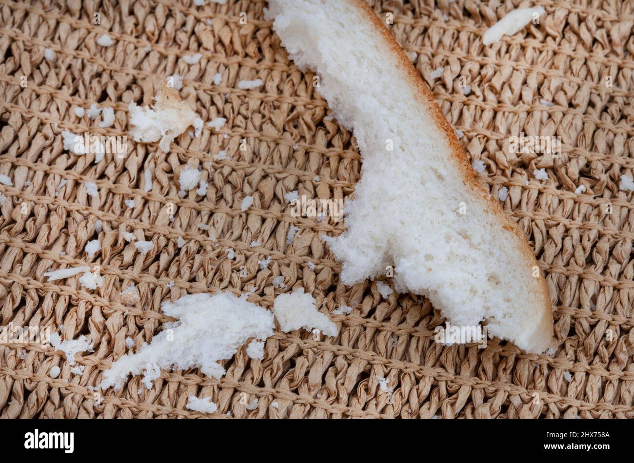 Leerer Teller mit nur Krümeln, die den Mangel an Weizen und Brot darstellen Stockfoto