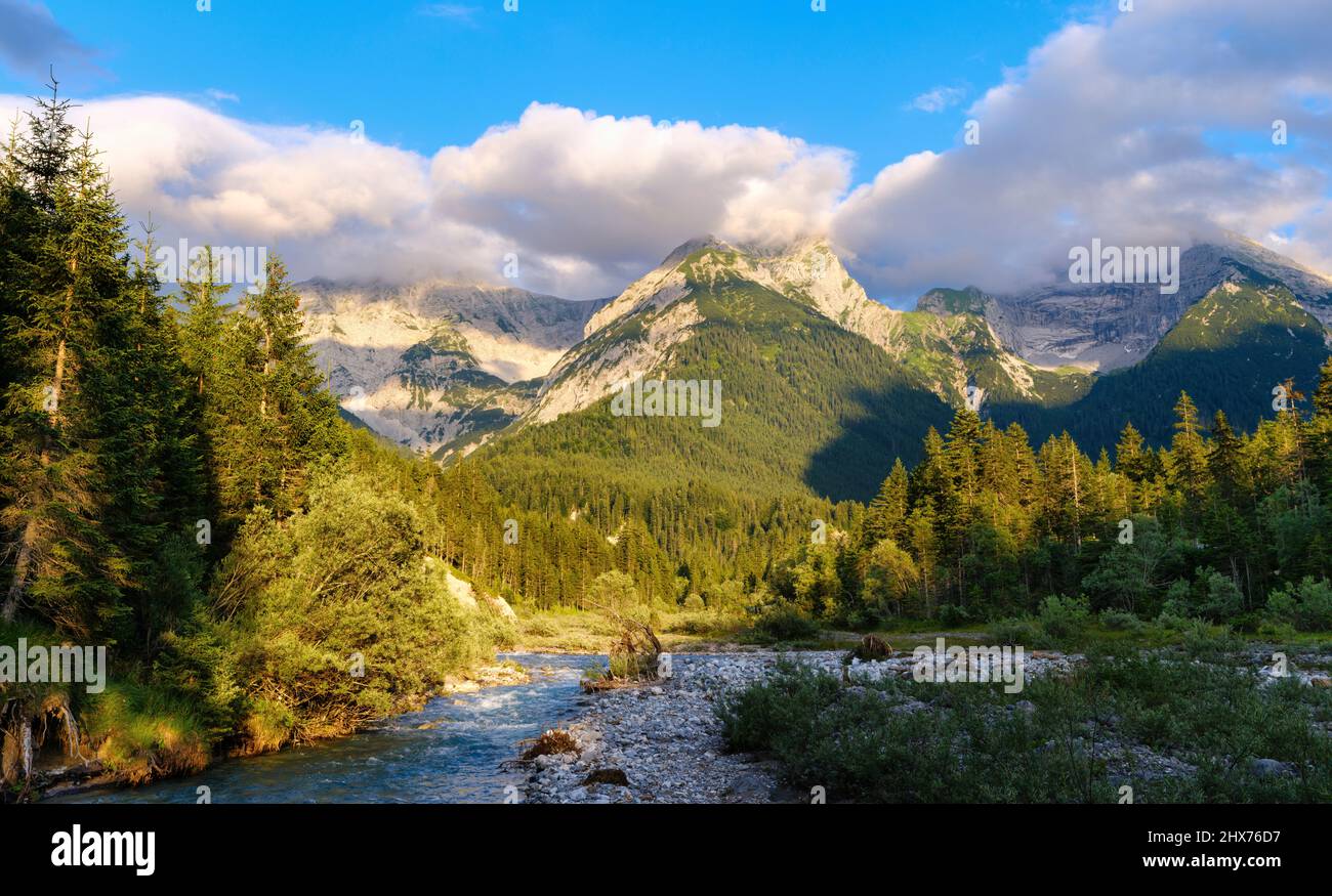 Mount Schaufelspitze Mount Bettlerkar Spitze. Karwendelgebirge bei eng Alpe im Tal des Rissbaches in Tirol. Europa, Österreich Stockfoto