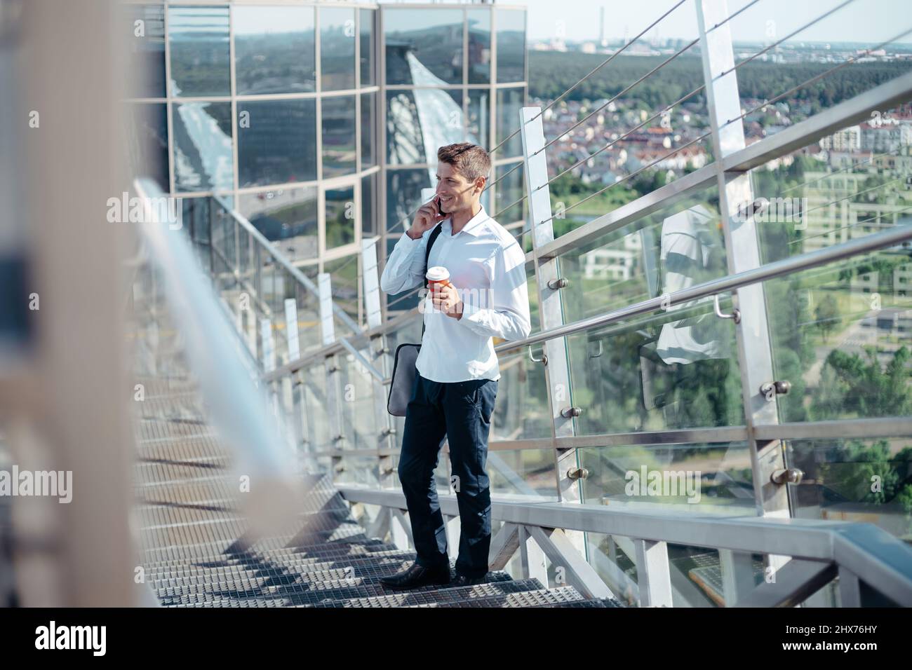Junger Mann mit Eis auf einem Smartphone reden Stockfoto