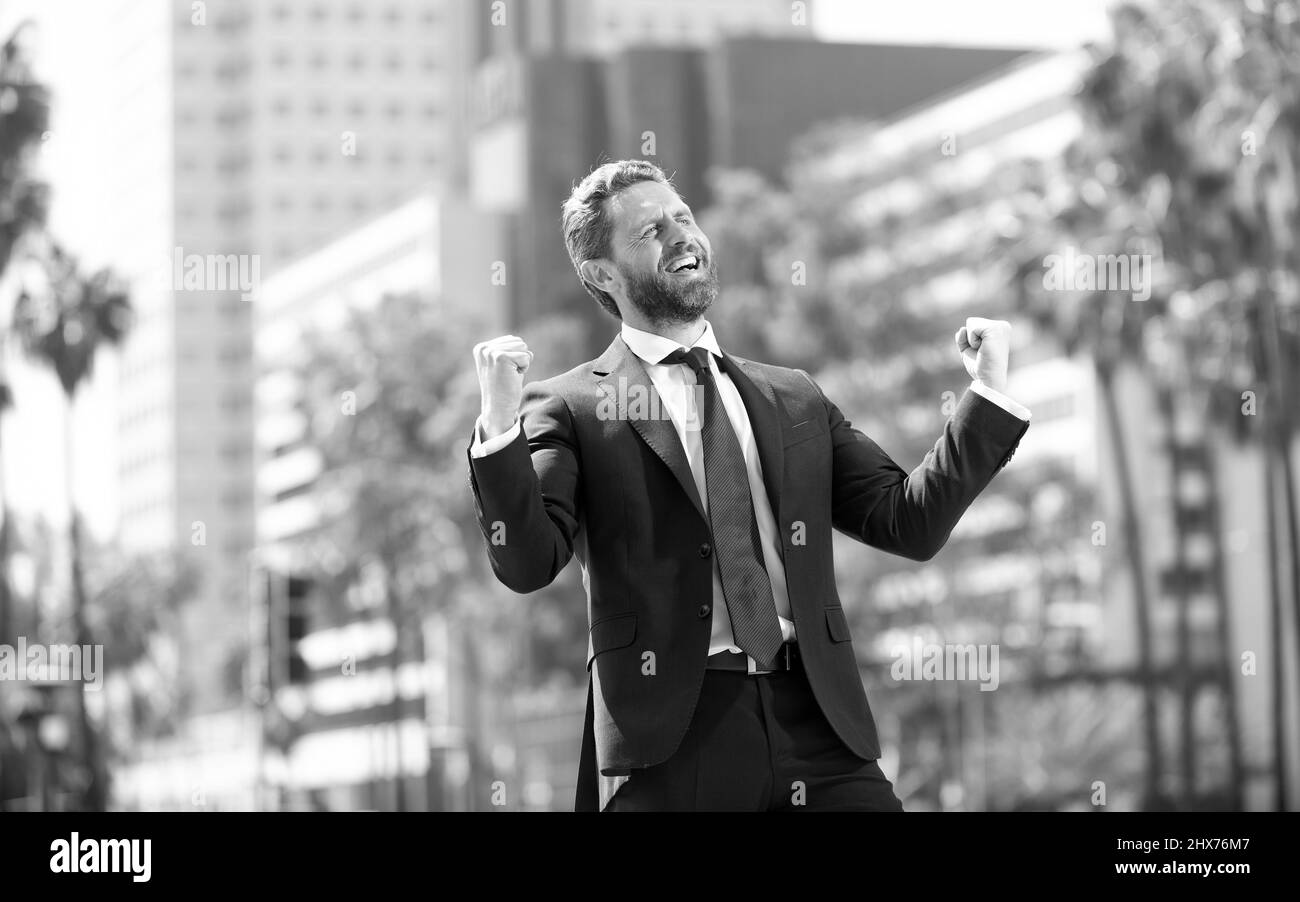 Glücklicher Mann Geschäftsmann in Anzug und rote Krawatte feiern Geschäftserfolg drücken Glück, Aufregung Stockfoto